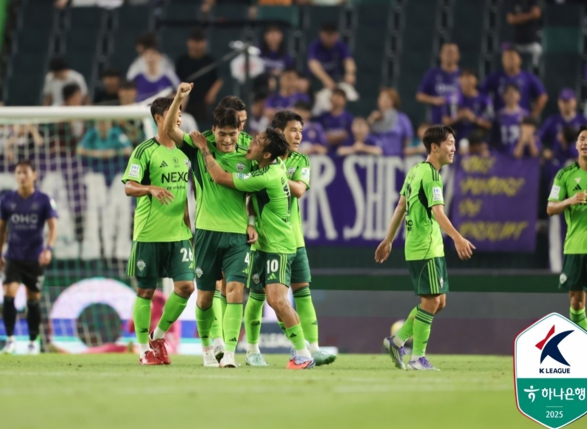 전북 선수들이 8일 전주월드컵경기장에서 열린 안양과 K리그1 홈경기에서 전반 21분 박진섭의 선제골이 터지자 기뻐하고 있다. 사진제공|한국프로축구연맹