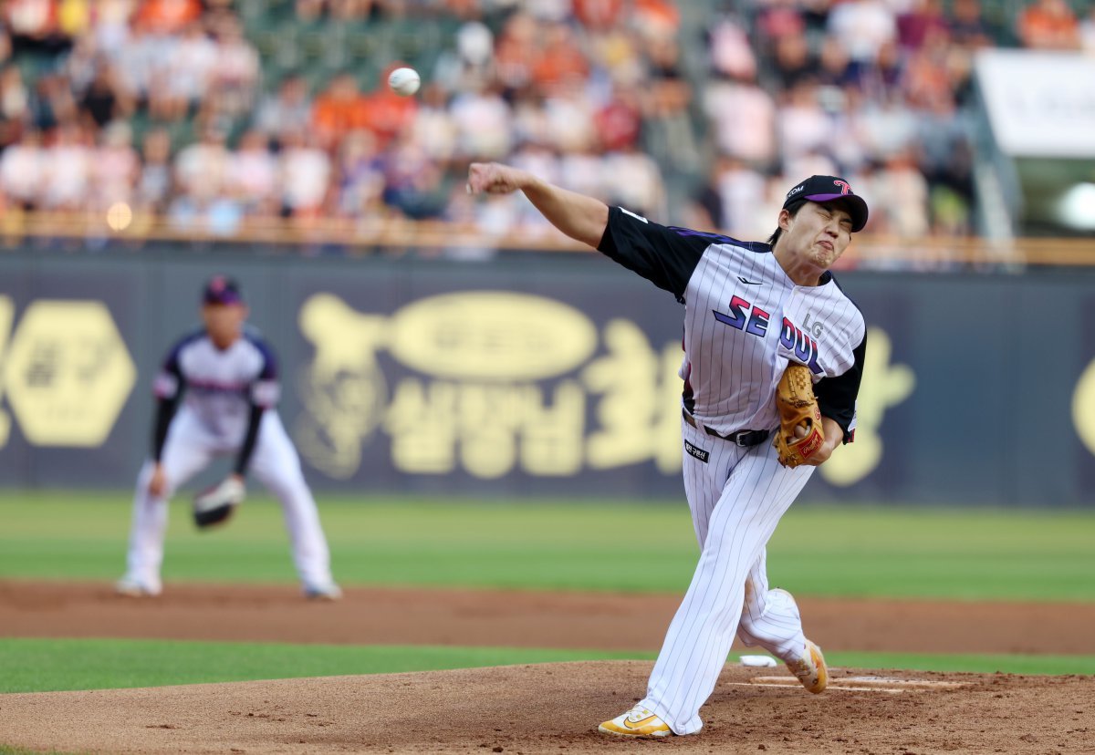 LG 임찬규는 8일 잠실 LG와 홈경기에서 선발등판해 7이닝 1실점을 기록했다. 그는 올해 한화전 4경기 2승(무패) ERA 0.62로 극강의 투구를 선보이고 있다. 잠실｜뉴시스