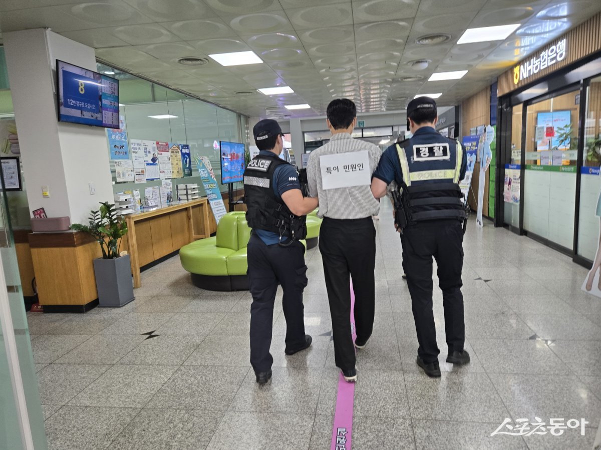 안산시 관계자들이 하반기 민원실 특이민원 비상대응 모의훈련을 진행하고 있다. 사진제공|안산시