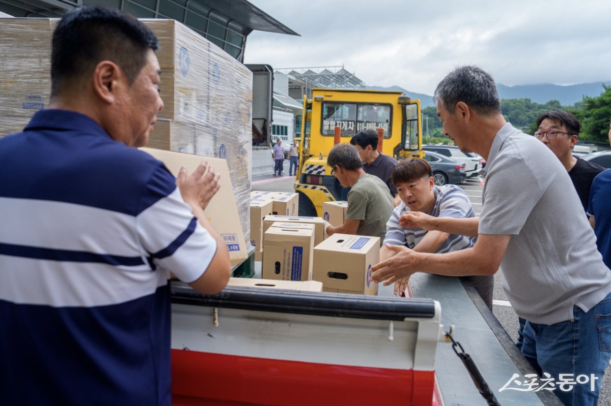 충북 증평군이 보강천 하부 송수관로 누수로 발생한 단수 사태와 관련해 수돗물 공급을 정상화했다(생수 나르는 증평군청 직원들). 사진제공|증평군