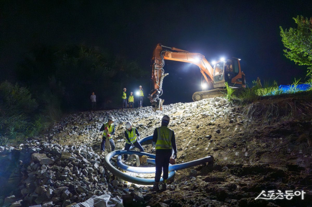 충북 증평군이 보강천 하부 송수관로 누수로 발생한 단수 사태와 관련해 수돗물 공급을 정상화했다(송수관로 복구 밤샘 작업 현장 모습). 사진제공|증평군