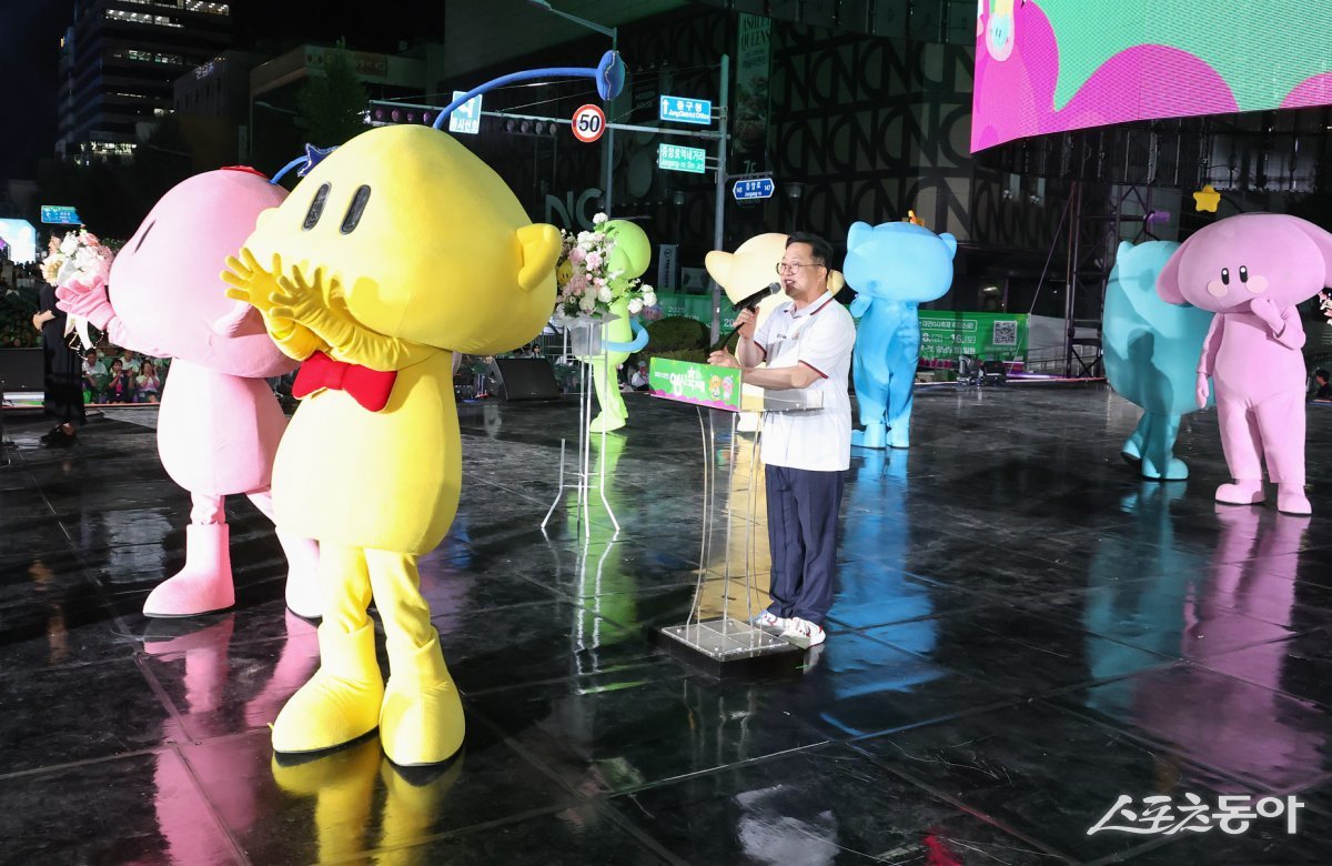 뜨거운 여름밤을 추억과 낭만, 사랑으로 채울 ‘2025 대전 0시 축제’가 지난 8일 대전 도심에서 화려한 막을 올렸다(꿈돌이와 꿈순이 결혼식 모습). 사진제공|대전시