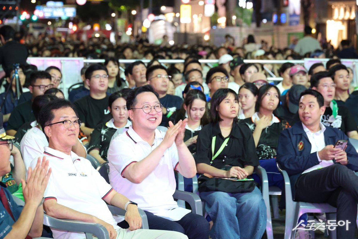 뜨거운 여름밤을 추억과 낭만, 사랑으로 채울 ‘2025 대전 0시 축제’가 지난 8일 대전 도심에서 화려한 막을 올렸다(객석에 앉아 있는 이장우 대전시장 모습). 사진제공|대전시