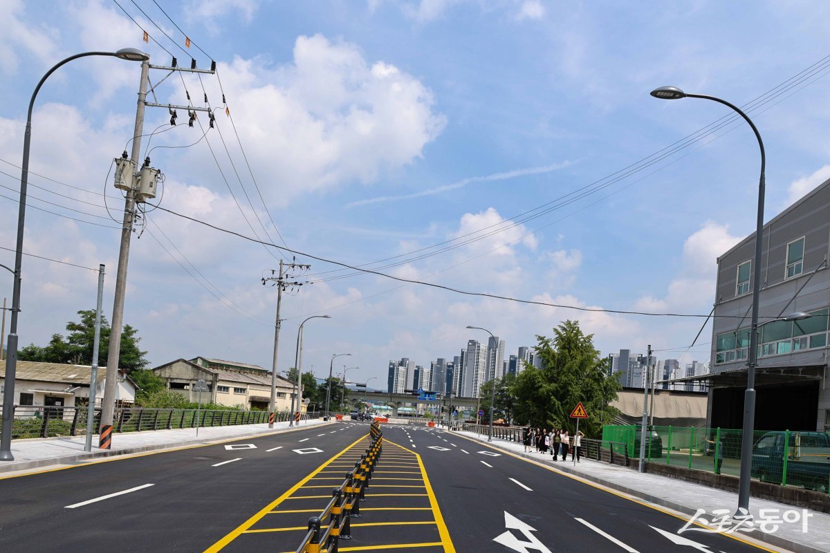 이상일 용인특례시장은 유림동~고림지구 연결도로의 11일 임시 개통을 앞두고 현장을 찾았다(중1-1호 도시계획도로 전경). 사진제공|용인시