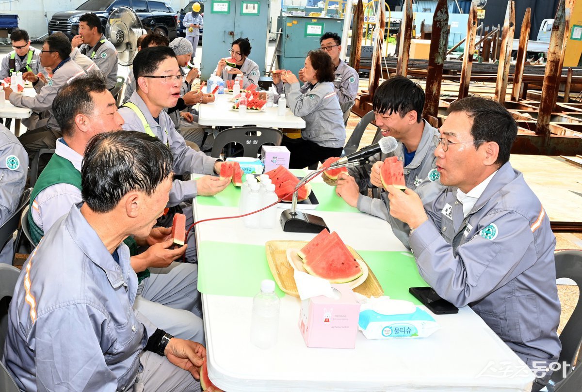 유상철 대표, 복날 맞이 수박 600여통 제공. (사진제공=HJ중공업)