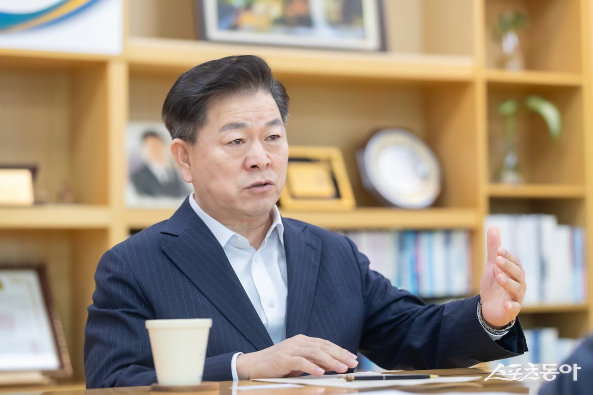 박승원 광명시장이 지난 6일 시장실에서 언론과 인터뷰를 하고 있다. 사진제공|광명시