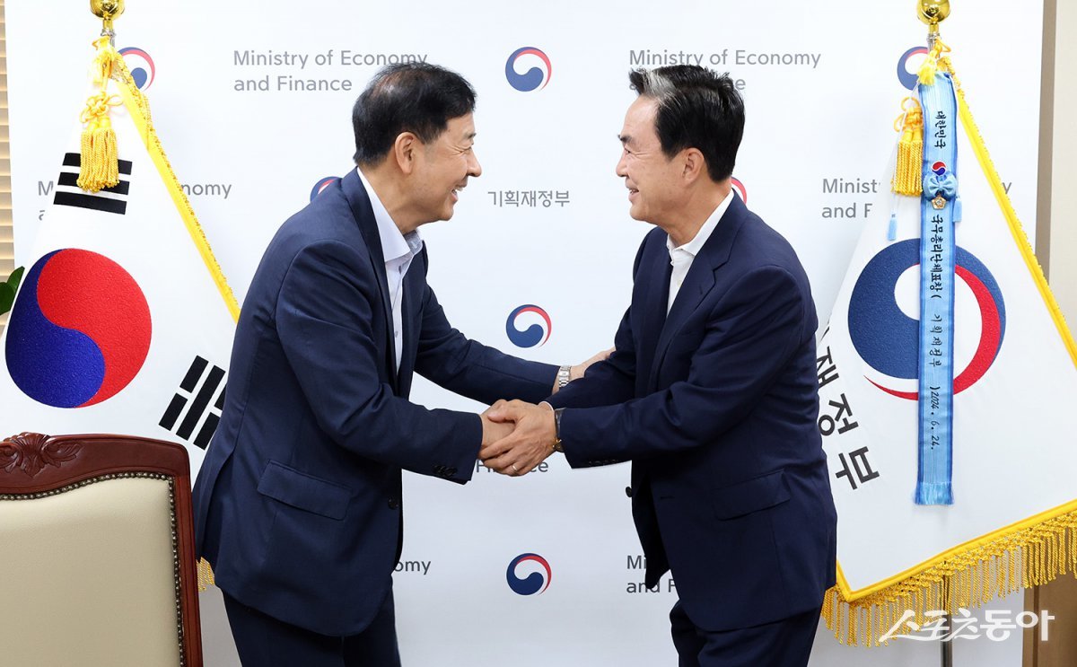 김태흠 충남지사는 지난 8일 정부 서울청사에서 구윤철 경제부총리를 만나 내년 도내 주요 국비 사업에 대한 적극적인 지원을 요청하며 ‘국비 12조 원 시대’ 개막을 위한 행보에 박차를 가했다(오른쪽부터 김태흠 충남도지사와 구윤철 경제부총리 모습). 사진제공|충남도