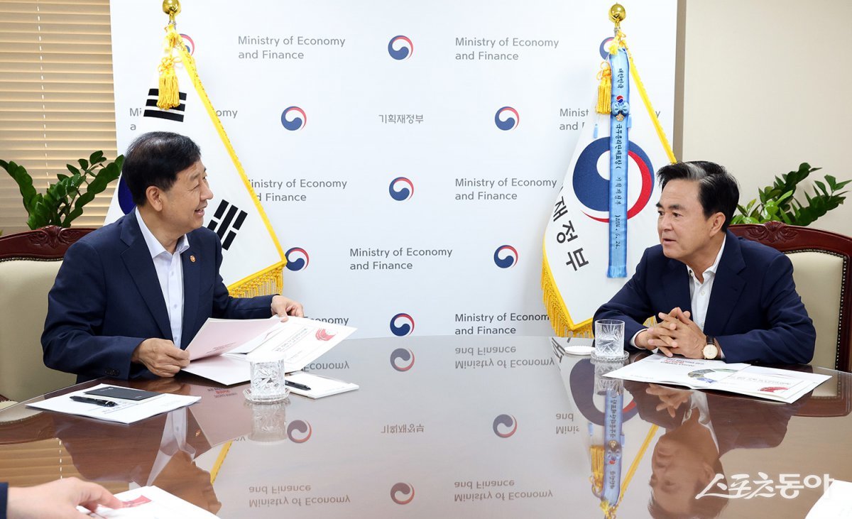 김태흠 충남지사는 지난 8일 정부 서울청사에서 구윤철 경제부총리를 만나 내년 도내 주요 국비 사업에 대한 적극적인 지원을 요청하며 ‘국비 12조 원 시대’ 개막을 위한 행보에 박차를 가했다(오른쪽부터 김태흠 충남도지사와 구윤철 경제부총리 모습). 사진제공|충남도