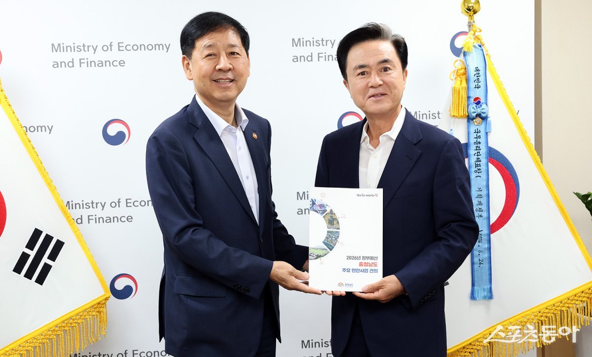 김태흠 충남지사는 지난 8일 정부 서울청사에서 구윤철 경제부총리를 만나 내년 도내 주요 국비 사업에 대한 적극적인 지원을 요청하며 ‘국비 12조 원 시대’ 개막을 위한 행보에 박차를 가했다(오른쪽부터 김태흠 충남도지사와 구윤철 경제부총리 모습). 사진제공|충남도