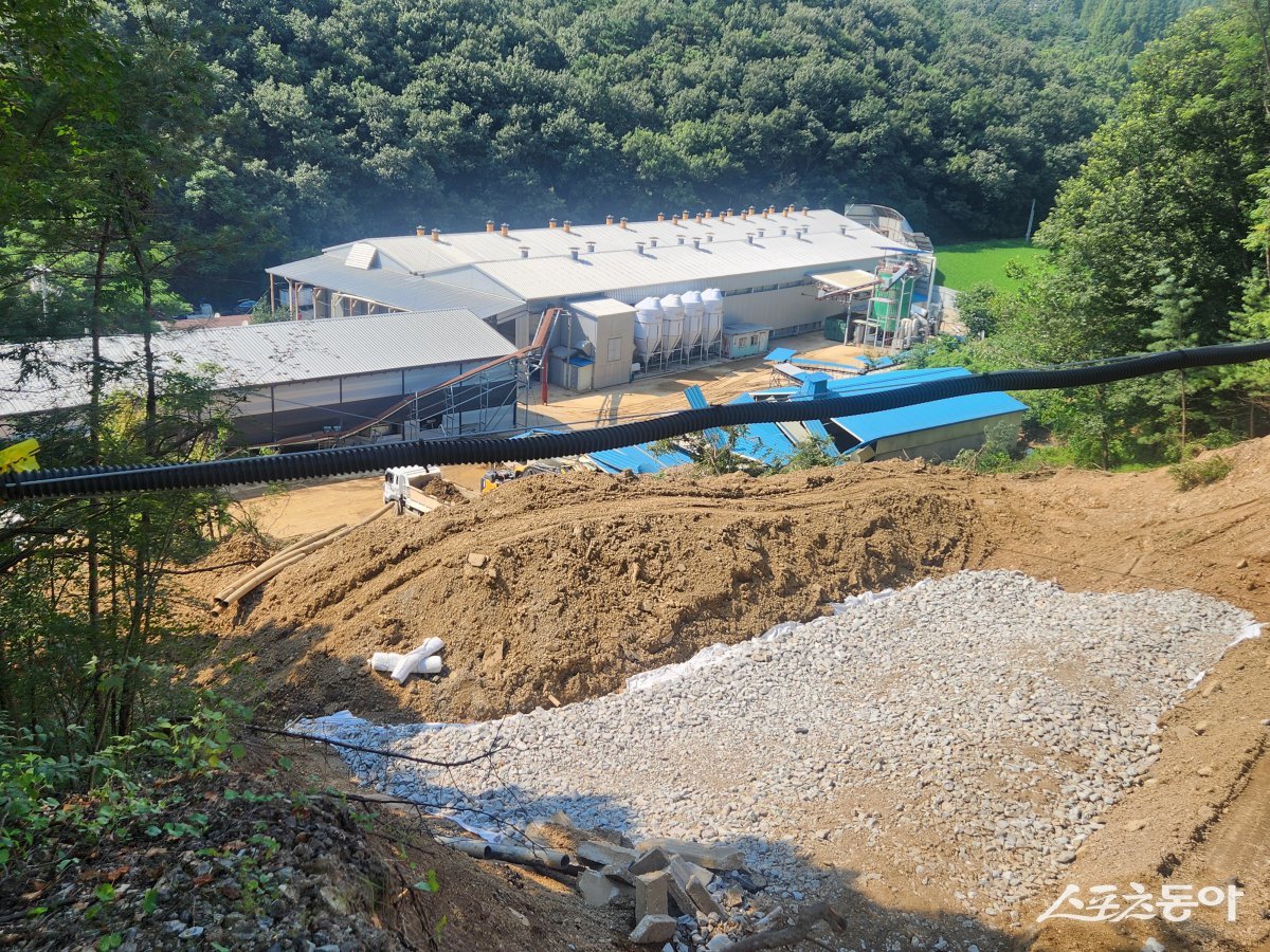 세종특별자치시(시장 최민호)는 최근 집중호우로 전동면 일원 골프장에서 발생한 산사태와 관련해 피해 농가와 골프장 간 보상 갈등을 신속히 중재하며 약 35억 원에 달하는 경제적 손실을 사전에 차단했다(산사태 복구 현장 모습). 사진제공|세종시