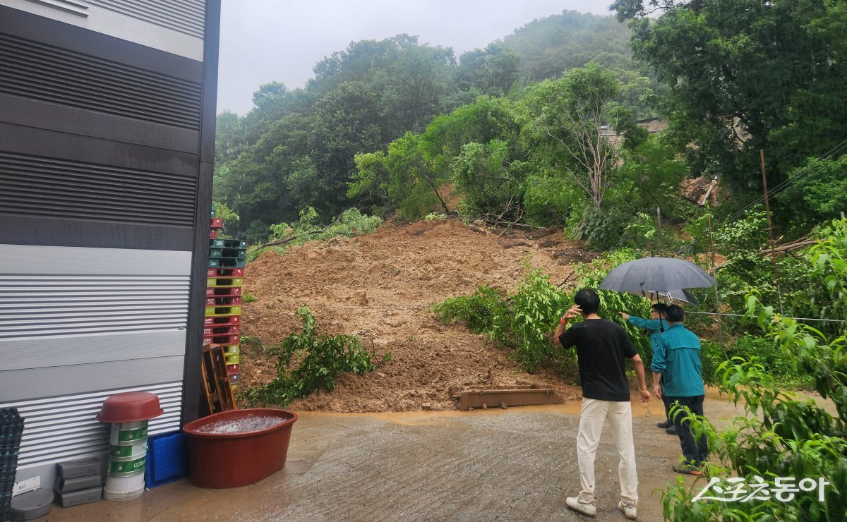 세종특별자치시(시장 최민호)는 최근 집중호우로 전동면 일원 골프장에서 발생한 산사태와 관련해 피해 농가와 골프장 간 보상 갈등을 신속히 중재하며 약 35억 원에 달하는 경제적 손실을 사전에 차단했다(산사태 발생 현장 상황 파악 모습). 사진제공|세종시