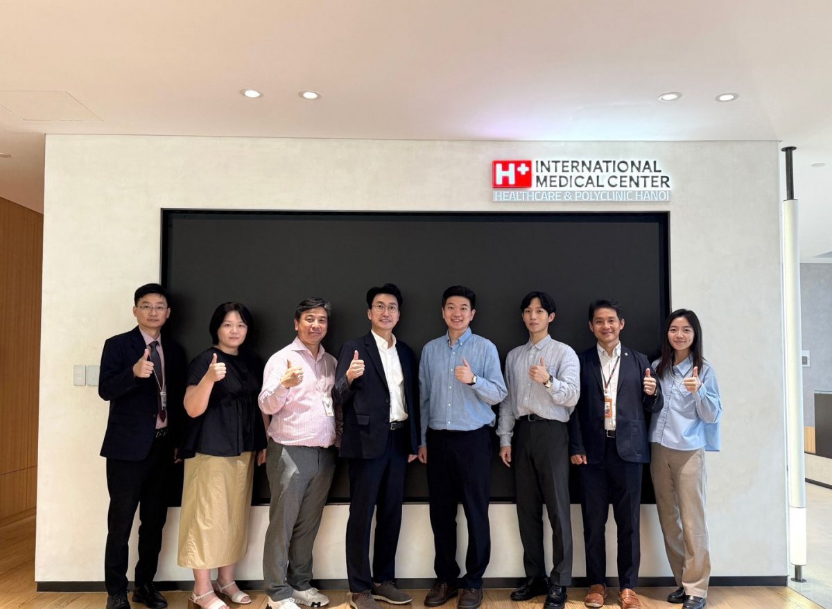 ‘넥스업 AI’ 구축 기념촬영을 하고 있는 김상일 H+양지병원장과 이우진 모션랩스 대표(왼쪽부터 4,5번째). 사진제공|H+양지병원