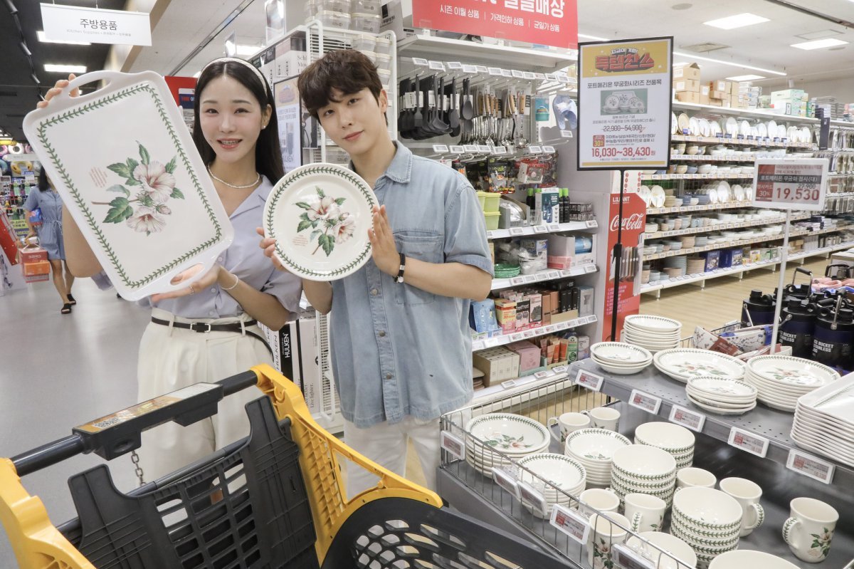 포트메리온 무궁화 식기류를 소개하고 있는 모델들. 사진제공|이마트