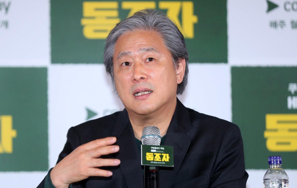 [서울=뉴시스] 김혜진 기자 = 박찬욱 감독이 18일 오후 서울 강남구 메가박스 코엑스에서 열린 HBO 오리지널 ‘동조자’ 언론시사회에서 취재진의 질문에 대답하고 있다. 2024.04.18. jini@newsis.com