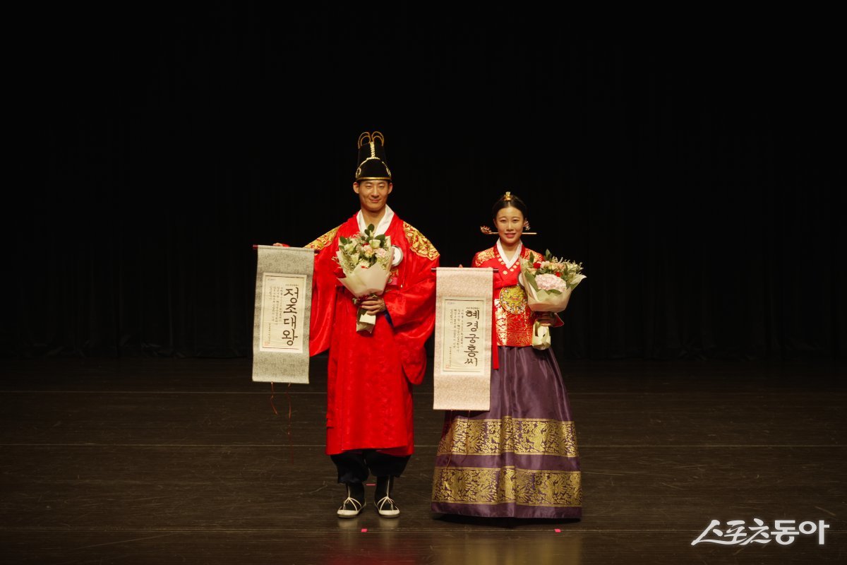 정조대왕으로 선발된 김주한 님(반월동 근무)과 헤경궁 홍씨로 선발된 한예진 님(동탄5동 거주)이 선발 증서를 들고 기념촬영을 하고 있다. 사진제공|화성시