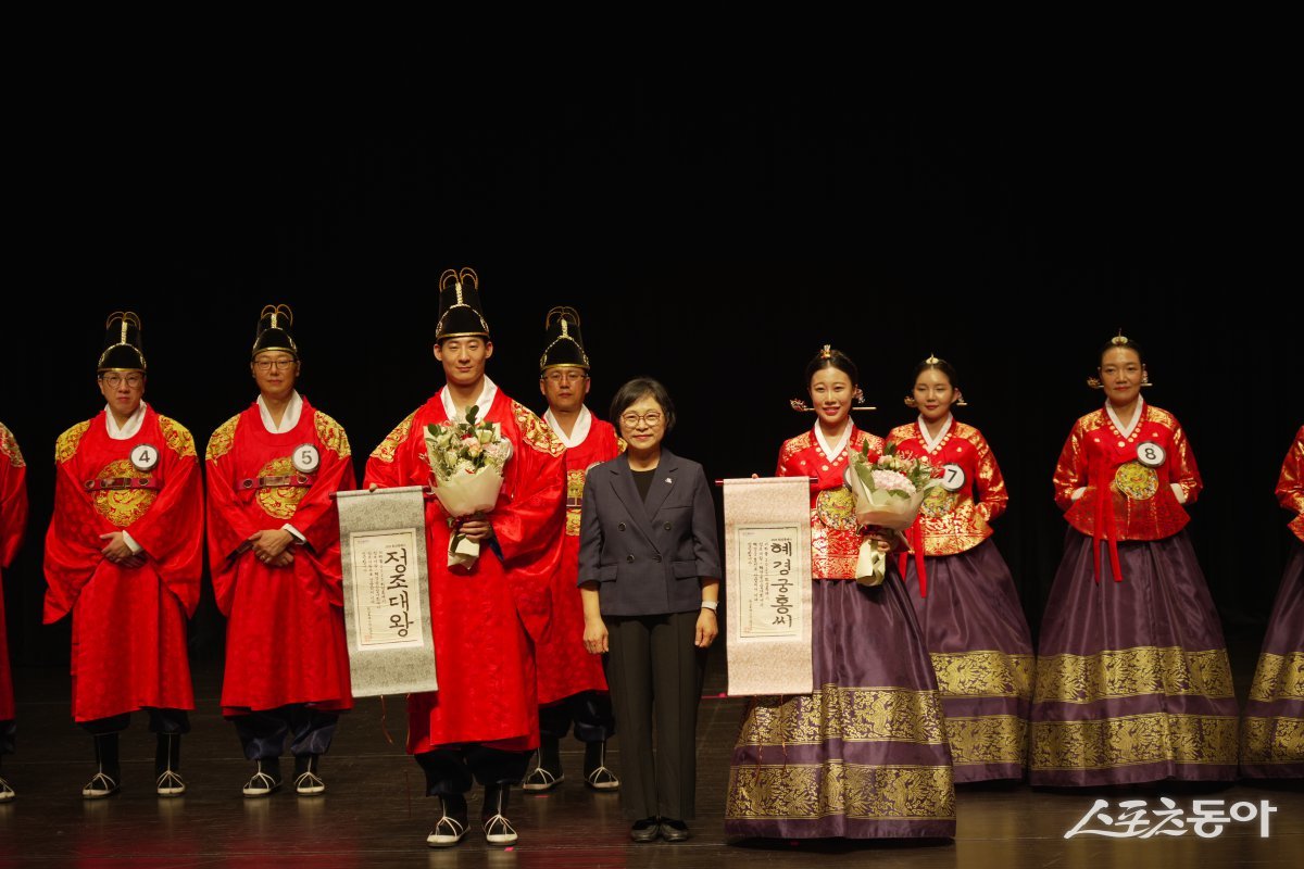 정조대왕으로 선발된 김주한 님(반월동 근무)과 헤경궁 홍씨로 선발된 한예진 님(동탄5동 거주)이 백영미 화성특례시 문화관광국장과 기념 촬영을 하고 있다. 사진제공|화성시