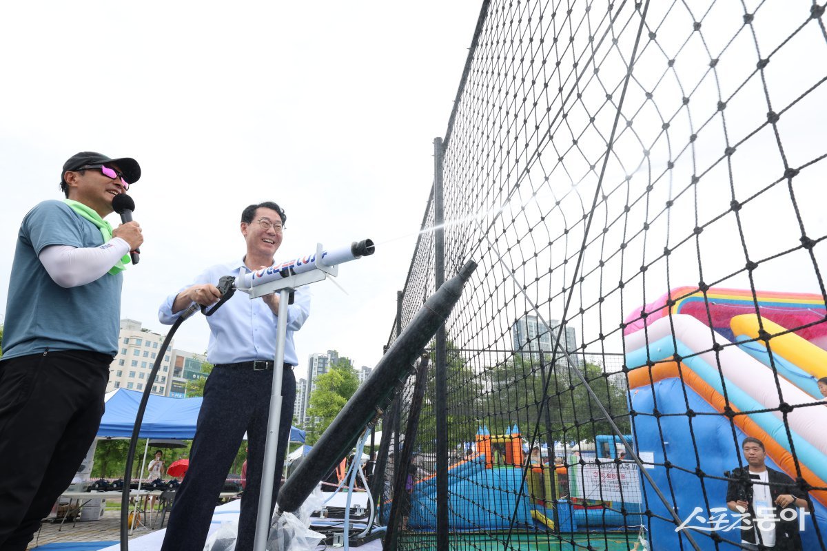 정명근 화성특례시장이 새솔동 수노을 물놀이 축제에서 시원한 물줄기를 뿌리고 있다. 사진제공|화성시