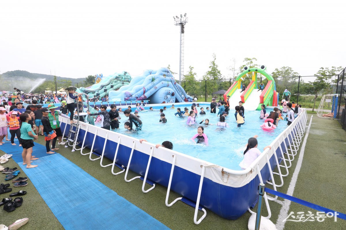 시민들이 새솔동 수노을 물놀이 축제를 즐기고 있다. 사진제공|화성시