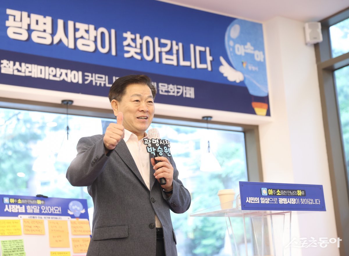 박승원 광명시장이 지난 9일 철산래미안자이 아파트를 찾아가 입주민들과 소통하고 있다. 사진제공｜광명시