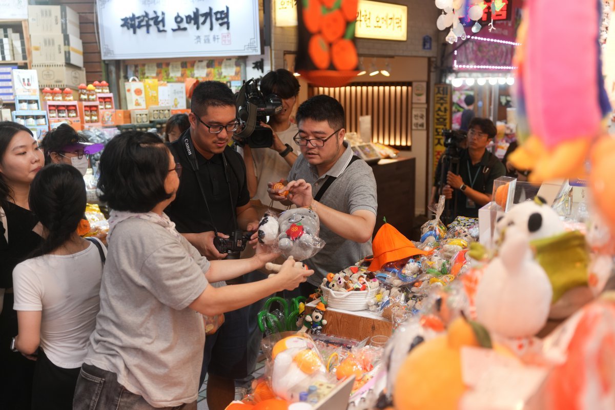 제주 원도심 상권을 찾은 중국인 관광객들