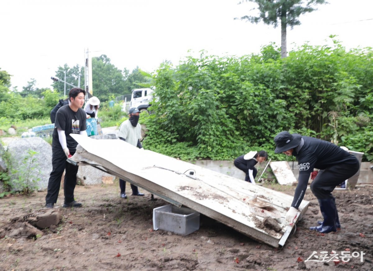 시흥시(시장 임병택)는 지난 8월 8일 시청 직원 40여 명이 경기도 가평군 상면 지역을 방문해 집중호우 피해 복구 작업을 지원했다(복구 현장 모습). 사진제공|시흥시