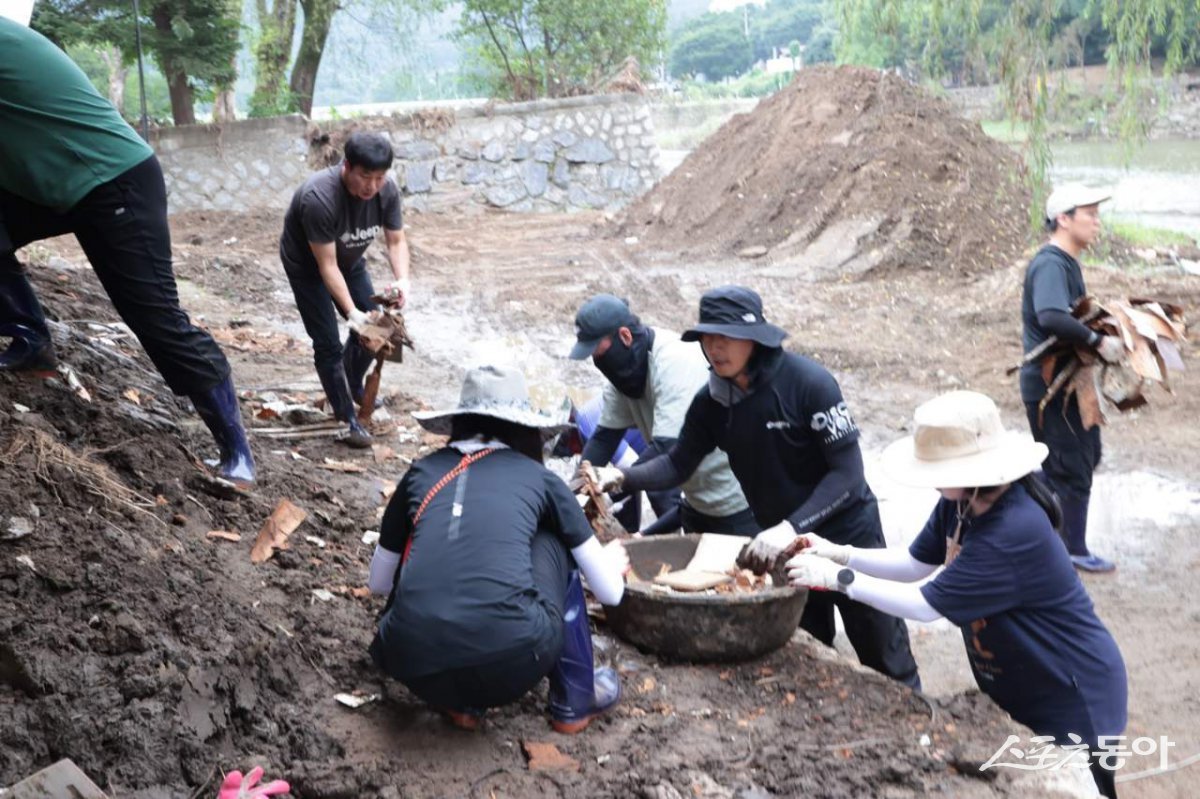 시흥시(시장 임병택)는 지난 8월 8일 시청 직원 40여 명이 경기도 가평군 상면 지역을 방문해 집중호우 피해 복구 작업을 지원했다(복구 현장 모습). 사진제공|시흥시