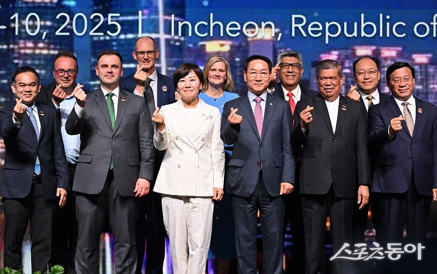 인천광역시 유정복 시장은 지난 8월 9일 APEC 21개 회원경제체 농업 장관들과 함께 ‘APEC 2025 식량안보 장관회의’ 공식 만찬에 참석해 뜻깊은 시간을 가졌다(기념촬영 모습). 사진제공|인천시