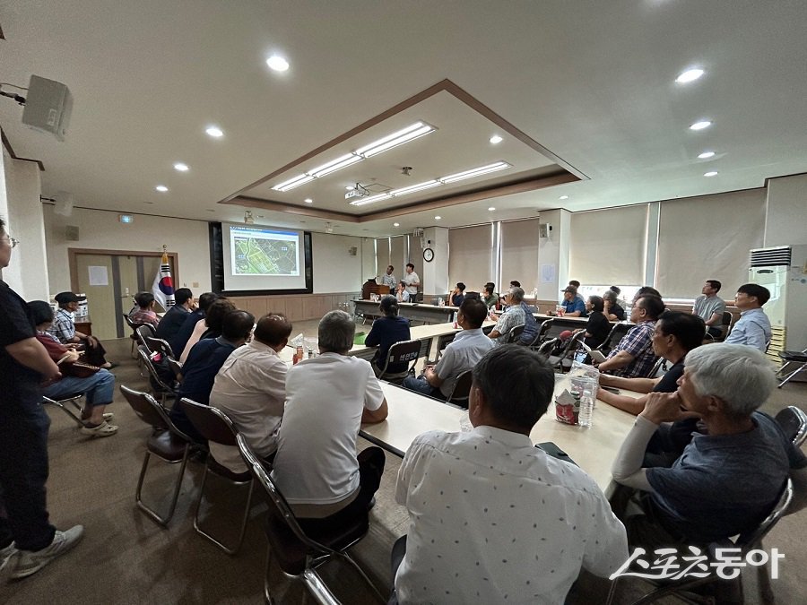 충남도와 한국농어촌공사는 도내 서남부지역의 반복되는 가뭄 문제를 근본적으로 해결하기 위해 추진 중인 판교지구 다목적 농촌용수 개발사업과 관련해 8월 13일까지 도내 10개 지역에서 주민설명회를 연다(설명회 모습). 사진제공｜충남도