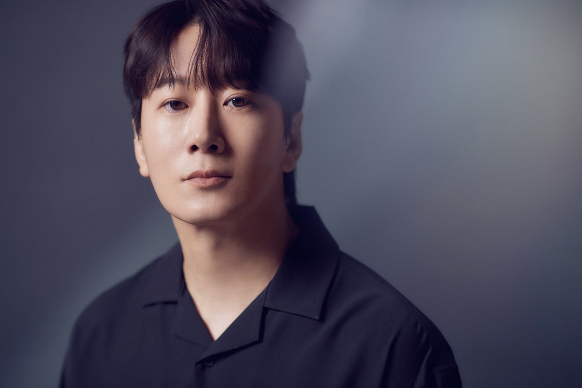 가수 겸 뮤지컬배우 허규가 ‘전설’을 들고 돌아왔다. 2년 만의 새 디지털 싱글이다.