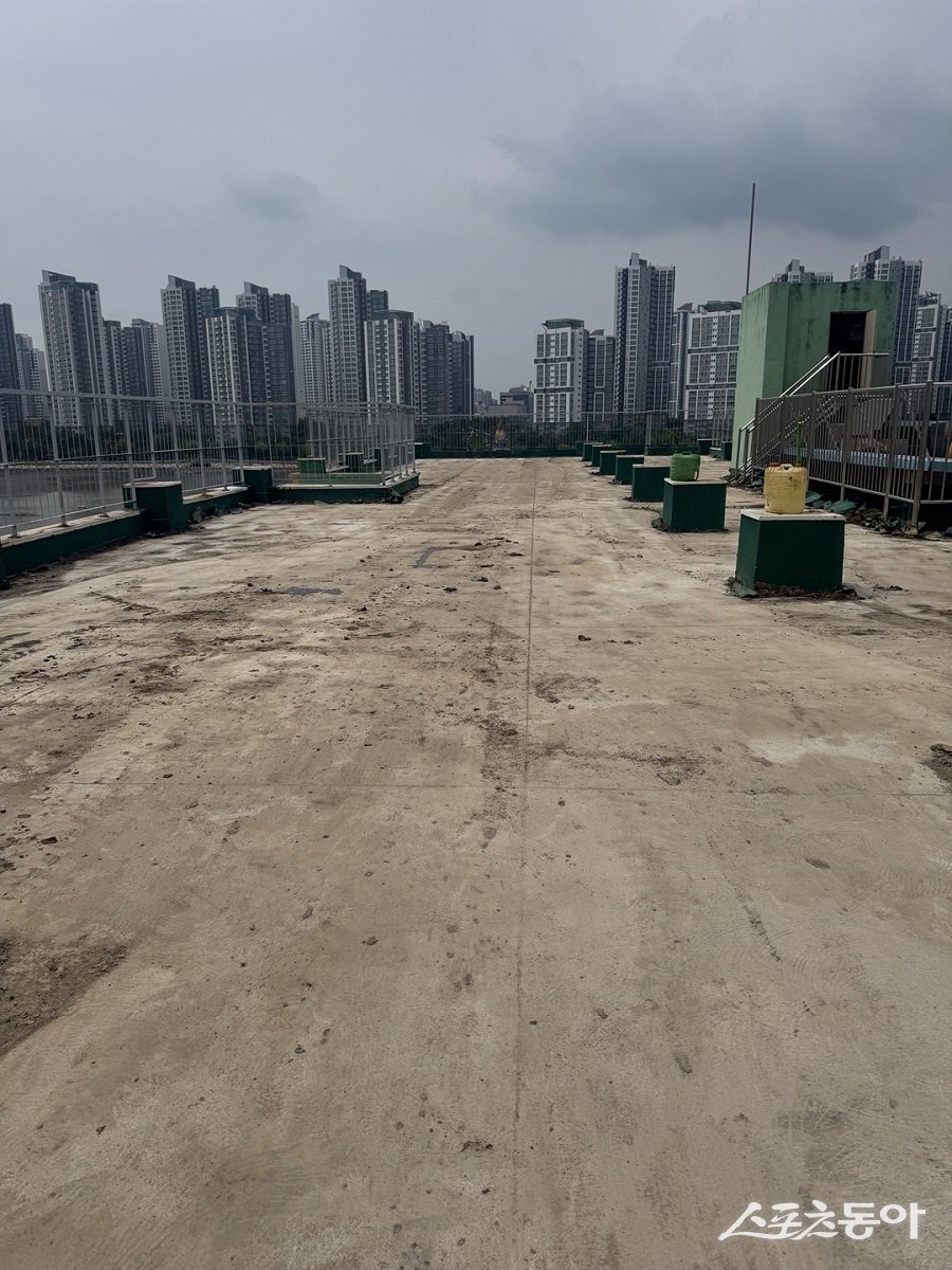 지난 8일 오후 3시 5분경, 시흥월곶초등학교 교사동 옥상방수공사 현장에서 일용직 근로자 H씨가 작업 중 오른쪽 검지손가락 골절 사고를 당했다(현장 모습). 사진제공｜국토부