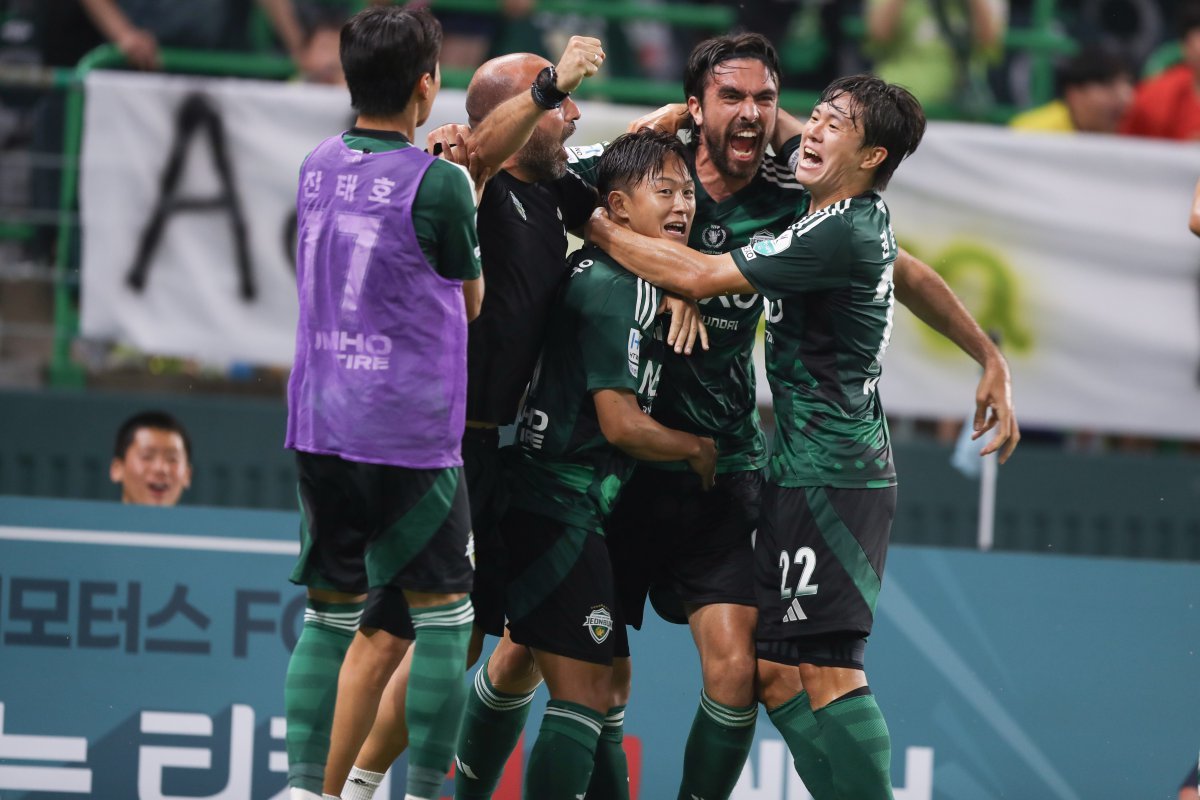 전북 베테랑 권창훈(22번)은 멀티 플레이어의 전형이다. 공격형 미드필더와 윙포워드가 메인 포지션임에도 포옛 감독은 그를 좌우 풀백으로도 기용하며 재미를 보고 있다. 사진제공|한국프로축구연맹