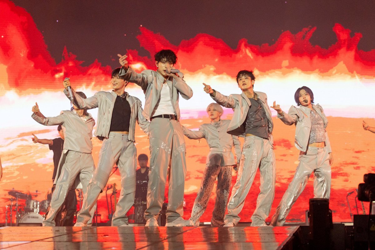 ‘무대 장인’의 귀환에 팬덤은 전석 매진으로 화답했다. 그룹 피원하모니가 10일 서울 고려대 화정체육관에서 3번째 월드 투어 ‘플러스 스테이지 에이치:모스트 원티드’ 오프닝을 성대하게 장식했다. 사진제공|FNC엔터테인먼트