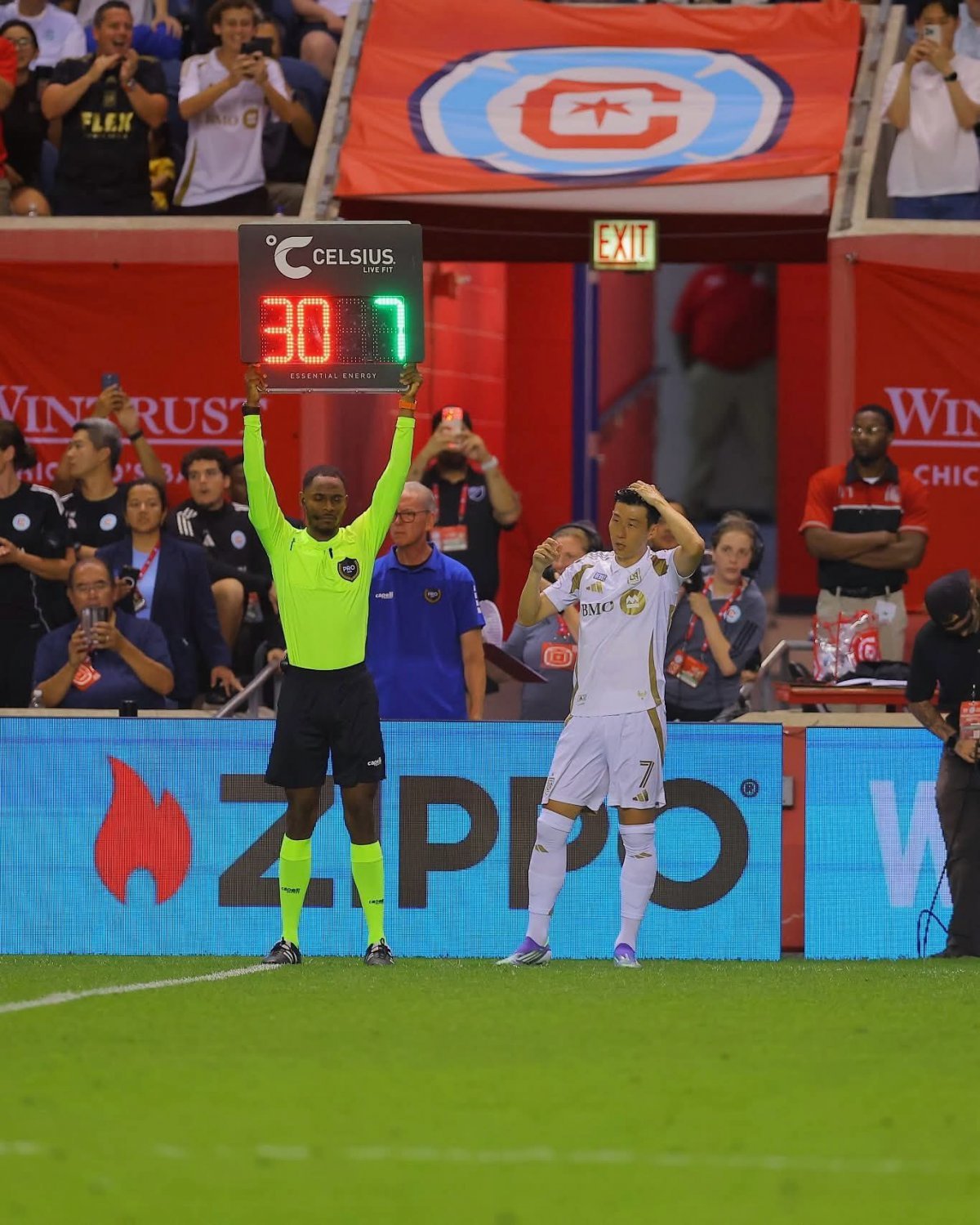 LAFC 손흥민(7번)이 10일 시트긱 스타디움에서 열린 시카고 파이어와 미국 MLS 원정경기 후반 16분 교체 출전을 준비하자 원정팬들은 물론 시카고 팬들까지 기립박수를 치며 영웅을 반겼다. 사진출처|LAFC 페이스북
