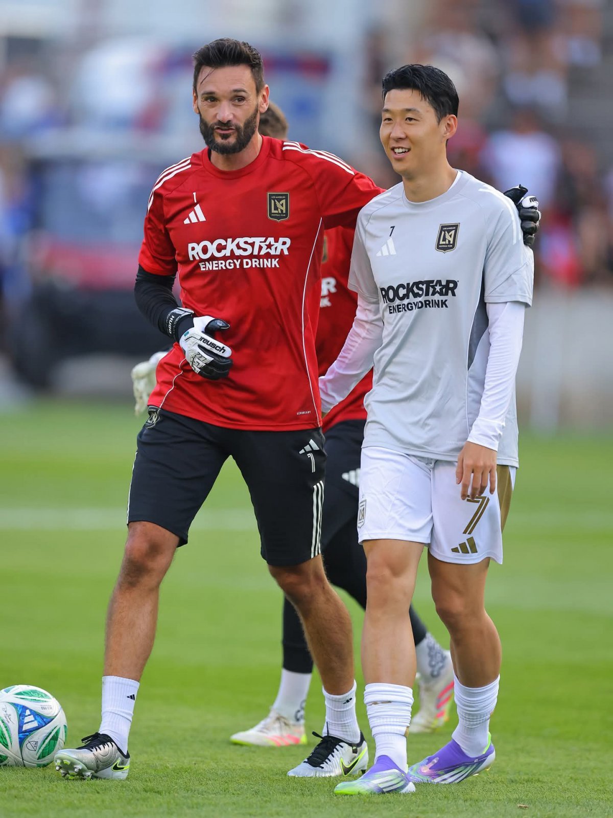 LAFC 손흥민(오른쪽)과 프랑스 베테랑 골키퍼 위고 요리스가 10일 시트긱 스타디움에서 열린 시카고와 미국 MLS 원정경기에 앞서 잔디를 밟아보고 있다. 둘은 토트넘에서 숱한 추억을 쌓았다. 사진출처|LAFC 페이스북