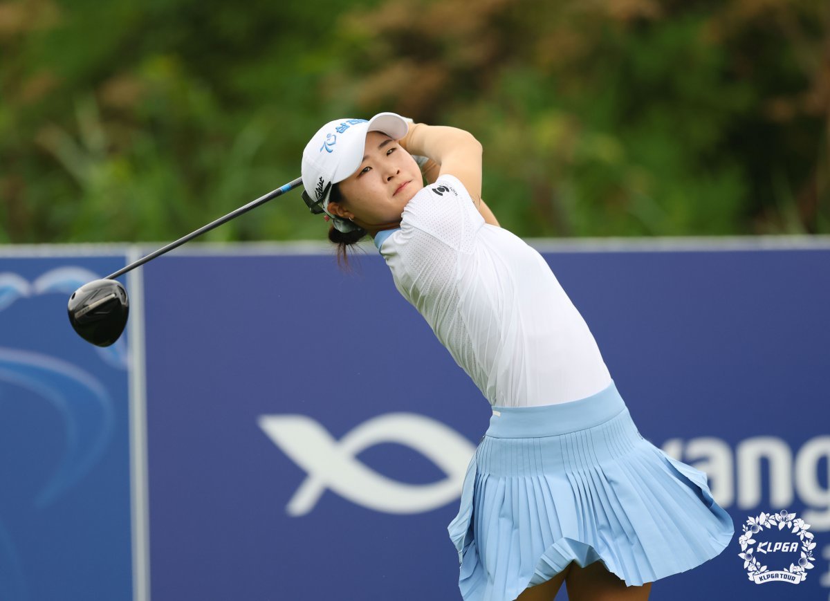 제주삼다수 마스터스 4라운드 4번 홀에서 힘차게 티샷하고 있는 고지원. 사진제공  |  KLPGA