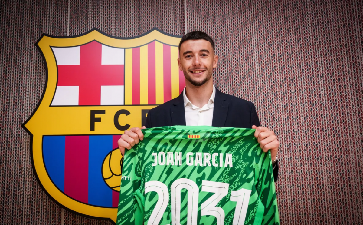 바르셀로나가 골키퍼 가르시아(사진)를 새 시즌 라리가에 등록하려면 시간이 더 필요할 것으로 보인다. 마르티네스의 이적에도 샐러리캡 문제가 발목을 잡고 있어서다. 최근 구단에 백기투항한 슈테겐의 연봉을 샐러리캡에 활용할 수 있을지가 관건이다. 사진출처│FC바르셀로나 홈페이지