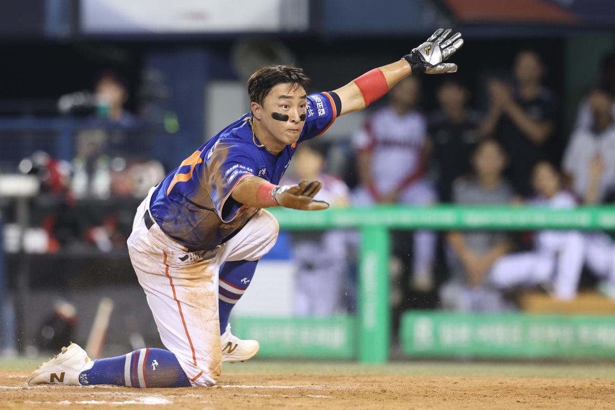 한화 손아섭이 10일 잠실구장에서 열린 LG전 1사 3루 상황에서 문현빈의 1루수 땅볼 때 홈을 파고들어 득점에 성공한 뒤 덕아웃을 향해 세이프 모션을 보이고 있다. 손아섭은 이날 3타수 1안타 2타점 1득점 맹활약으로 팀의 5-4 승리를 이끌었다. 사진제공|한화 이글스