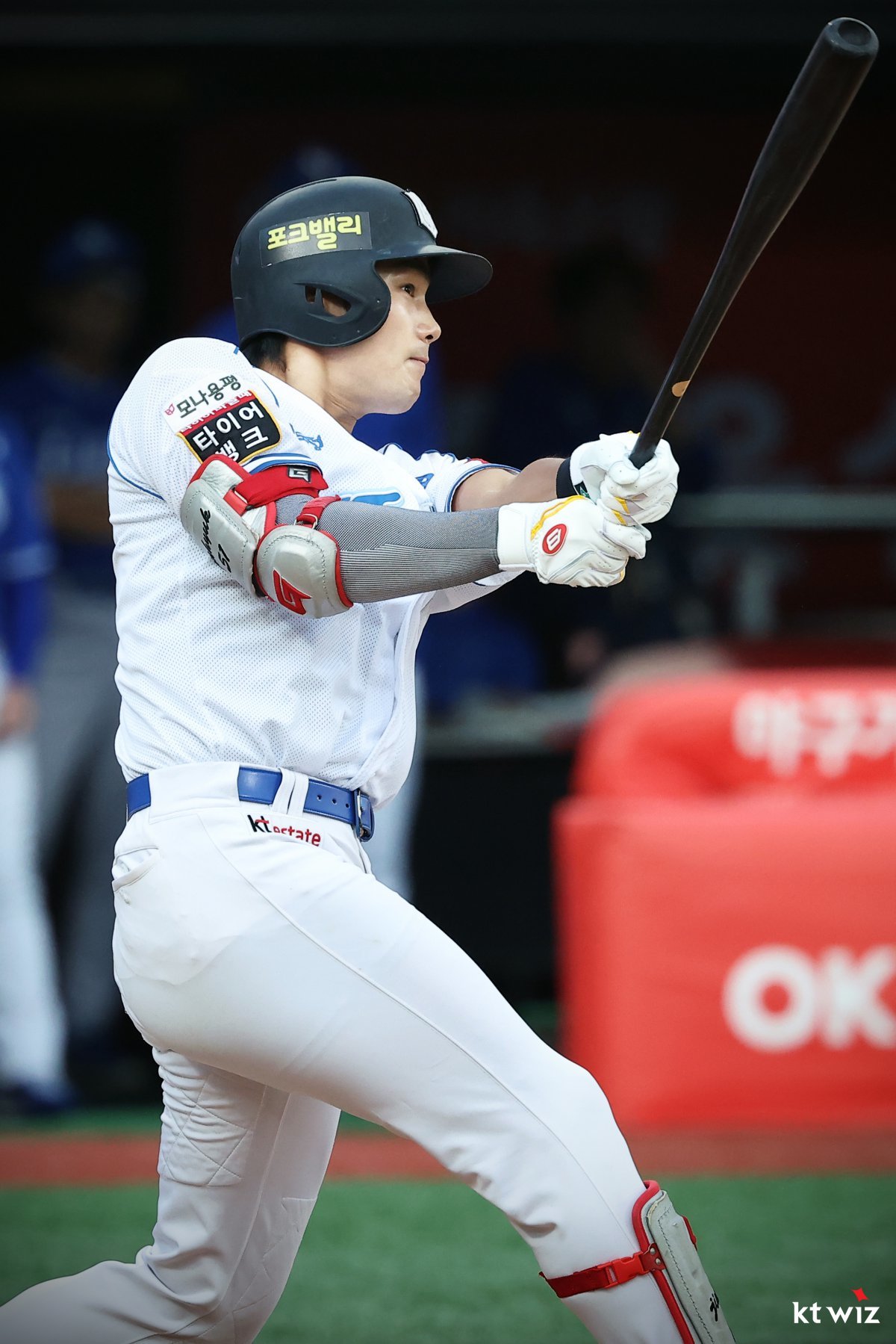 KT 장진혁이 10일 수원KT위즈파크에서 열린 삼성전 2회말 2사 2루서 역전 결승 1타점 좌전 적시타로 팀의 9-2 승리를 이끌었다. KT는 장진혁의 활약에 힘입어 2연속 위닝시리즈를 작성했다. 사진제공|KT 위즈