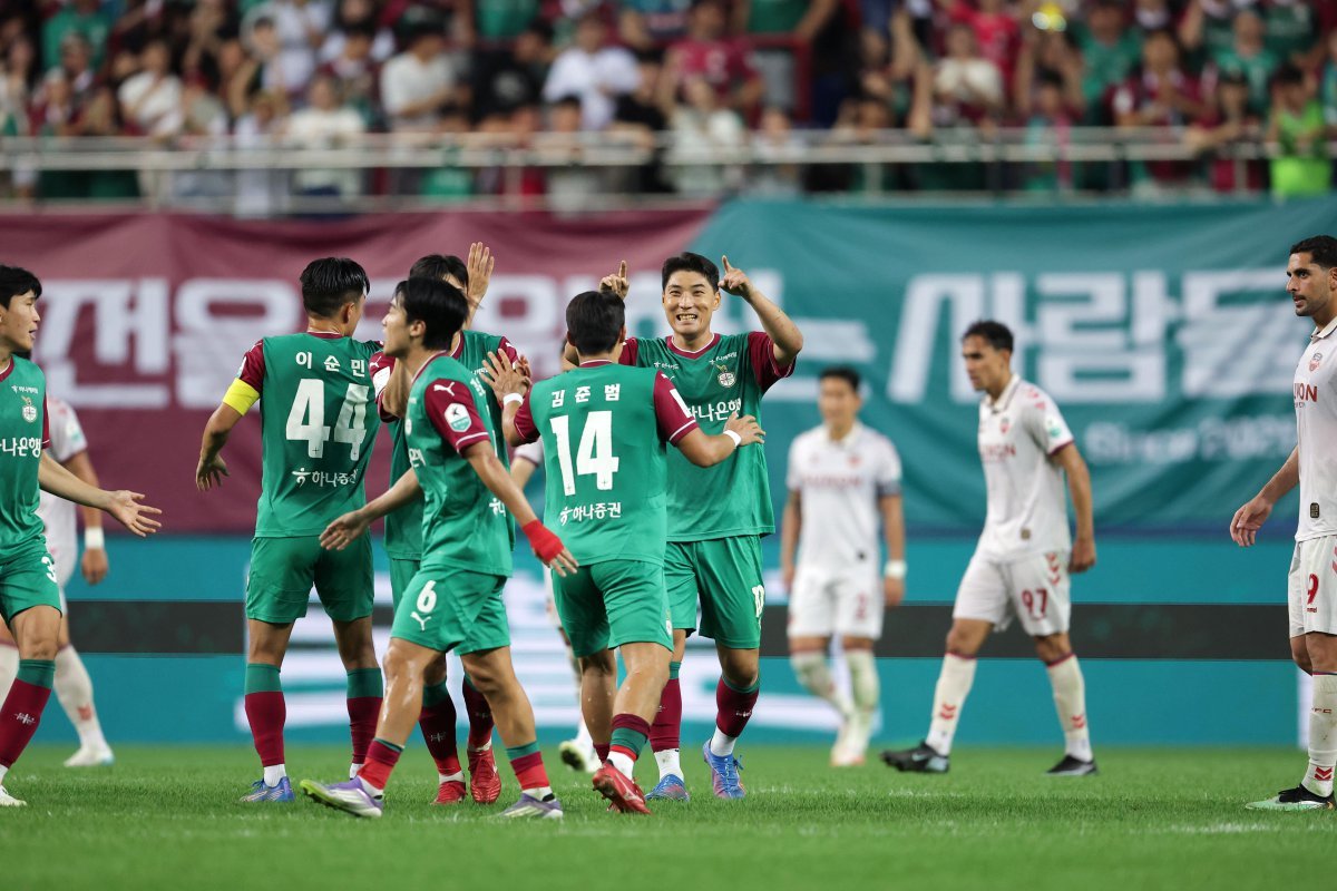 대전하나시티즌 주민규(오른쪽)가 10일 대전월드컵경기장에서 열린 수원FC와 K리그1 홈경기에서 8경기 만에 침묵을 깨고 득점하자 동료들이 축하하고 있다. 사진제공|한국프로축구연맹