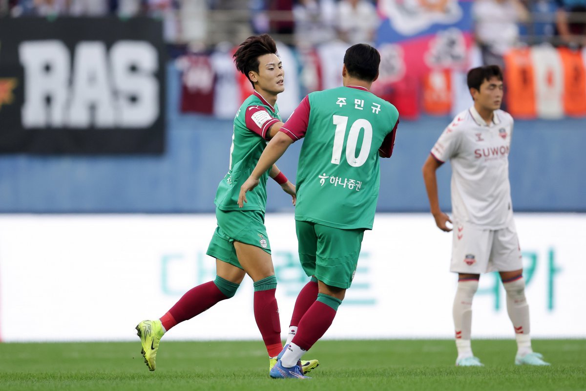 대전하나시티즌 최건주(왼쪽)가 10일 대전월드컵경기장에서 열린 수원FC와 K리그1 홈경기에서 전반 56초 만에 선제골을 성공시키자 주민규가 축하해주고 있다. 사진제공|한국프로축구연맹