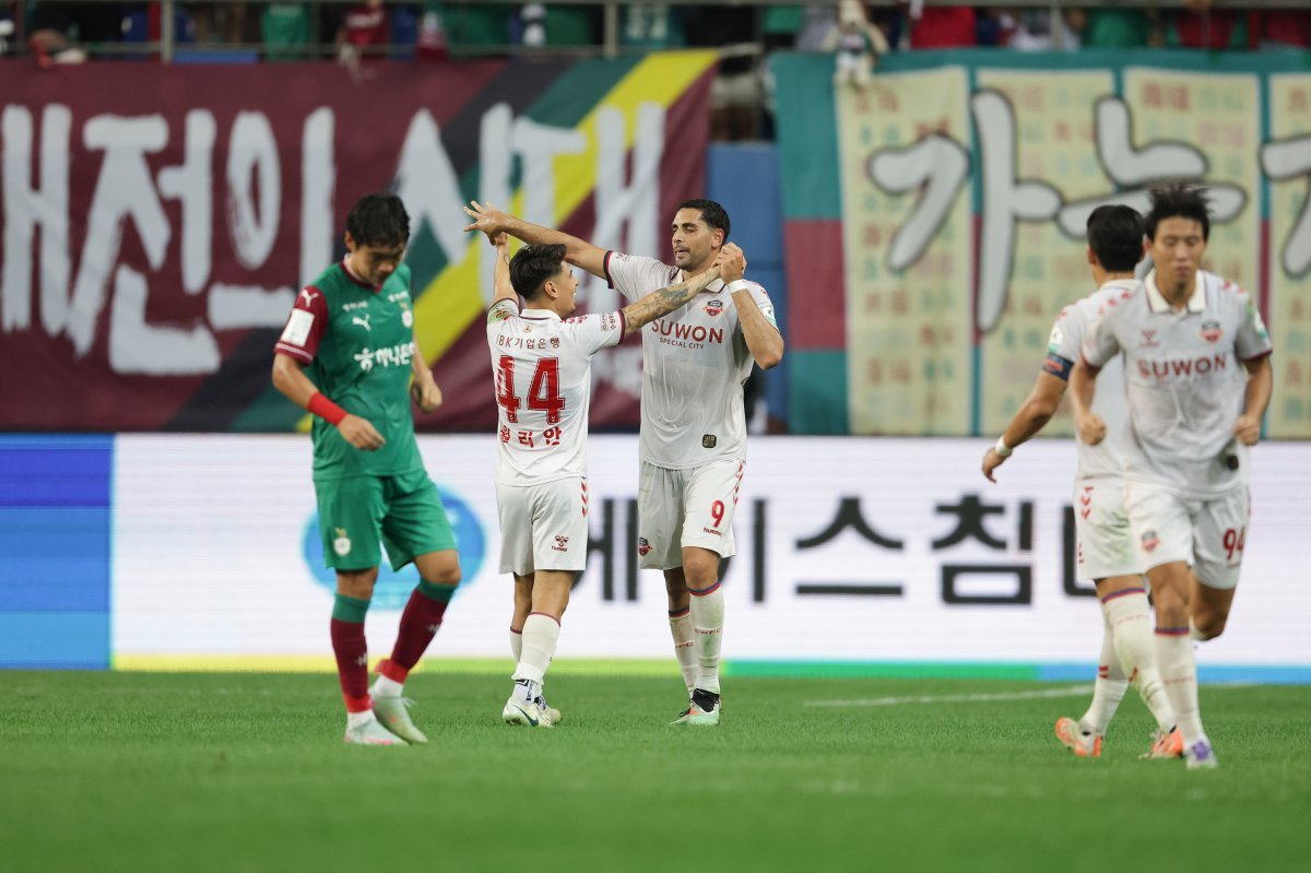 수원FC 싸박과 윌리안이 10일 대전월드컵경기장에서 열린 대전하나시티즌과 K리그1 원정경기에서 전반 추가시간 동점골을 합작한 뒤 서로를 격려하고 있다. 사진제공|한국프로축구연맹