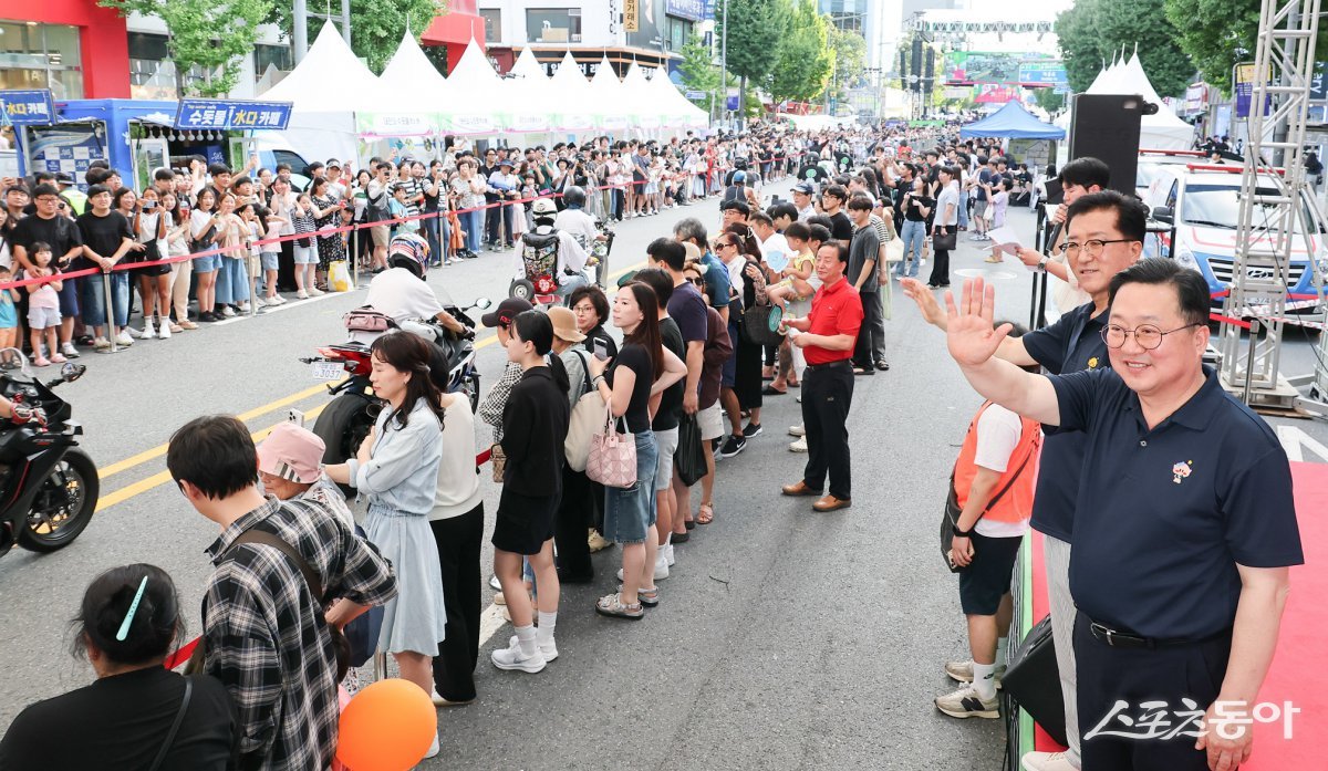 대전시는 지난 10일 오후 이장우 시장이 ‘0시 축제’ 3일 차 현장을 찾아 운영 상황을 점검하고 시민들과 함께 축제를 즐겼다고 밝혔다. 사진제공|대전시
