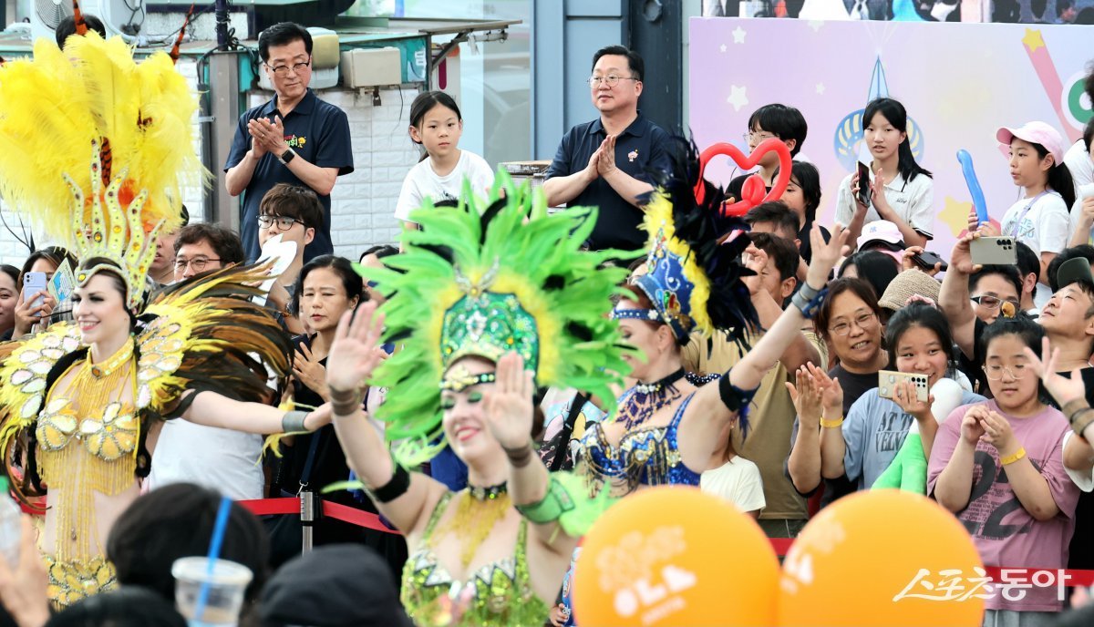 대전시는 지난 10일 오후 이장우 시장이 ‘0시 축제’ 3일 차 현장을 찾아 운영 상황을 점검하고 시민들과 함께 축제를 즐겼다고 밝혔다. 사진제공|대전시