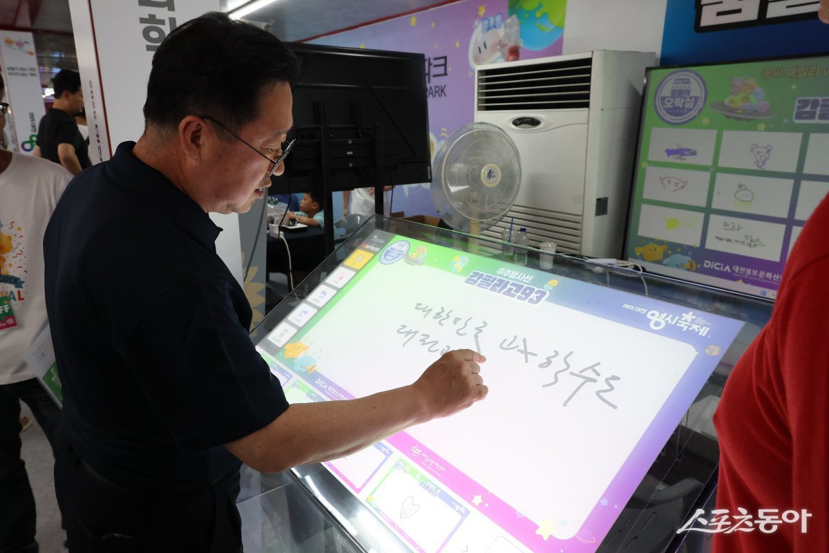 대전시는 지난 10일 오후 이장우 시장이 ‘0시 축제’ 3일 차 현장을 찾아 운영 상황을 점검하고 시민들과 함께 축제를 즐겼다고 밝혔다. 사진제공|대전시