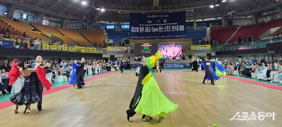 청주시는 ‘제20회 청주직지 국제댄스스포츠 선수권대회’가 지난 10일 청주체육관에서 열렸다고 밝혔다(대회 모습). 사진제공｜청주시