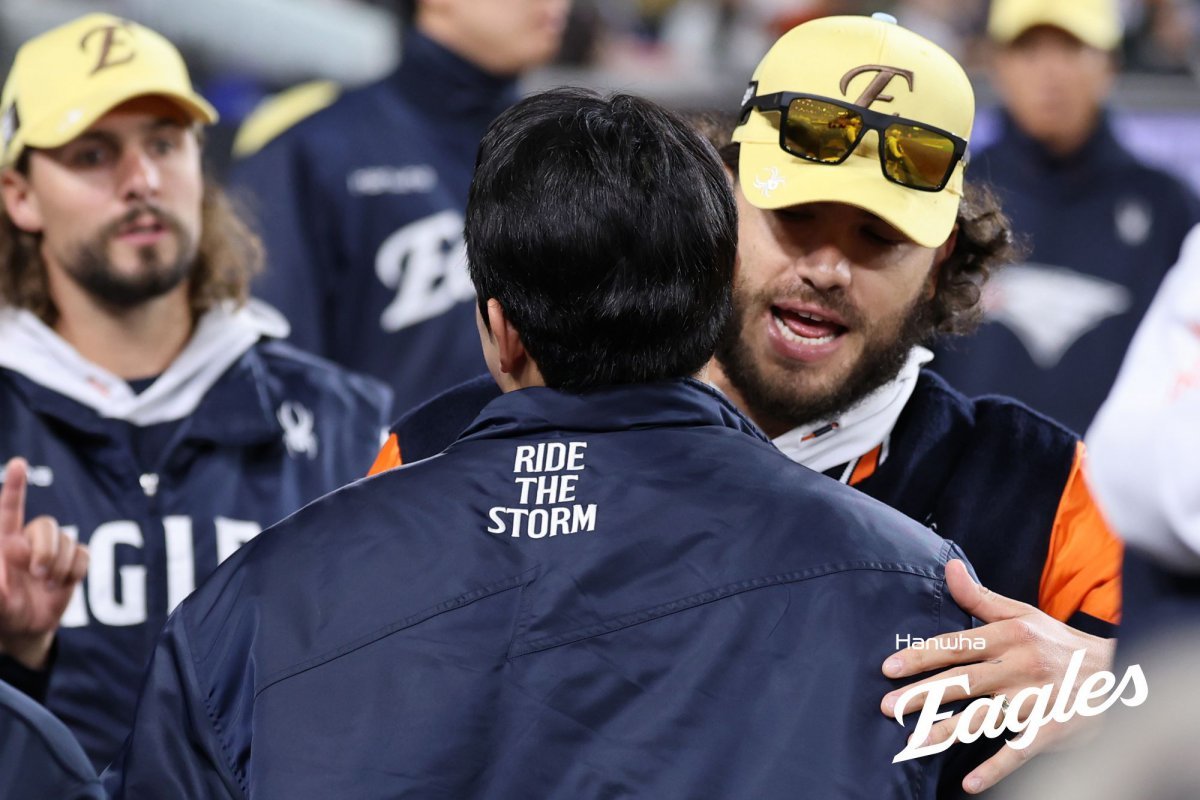 한화 문동주(앞)와 코디 폰세(오른쪽). 사진제공|한화 이글스