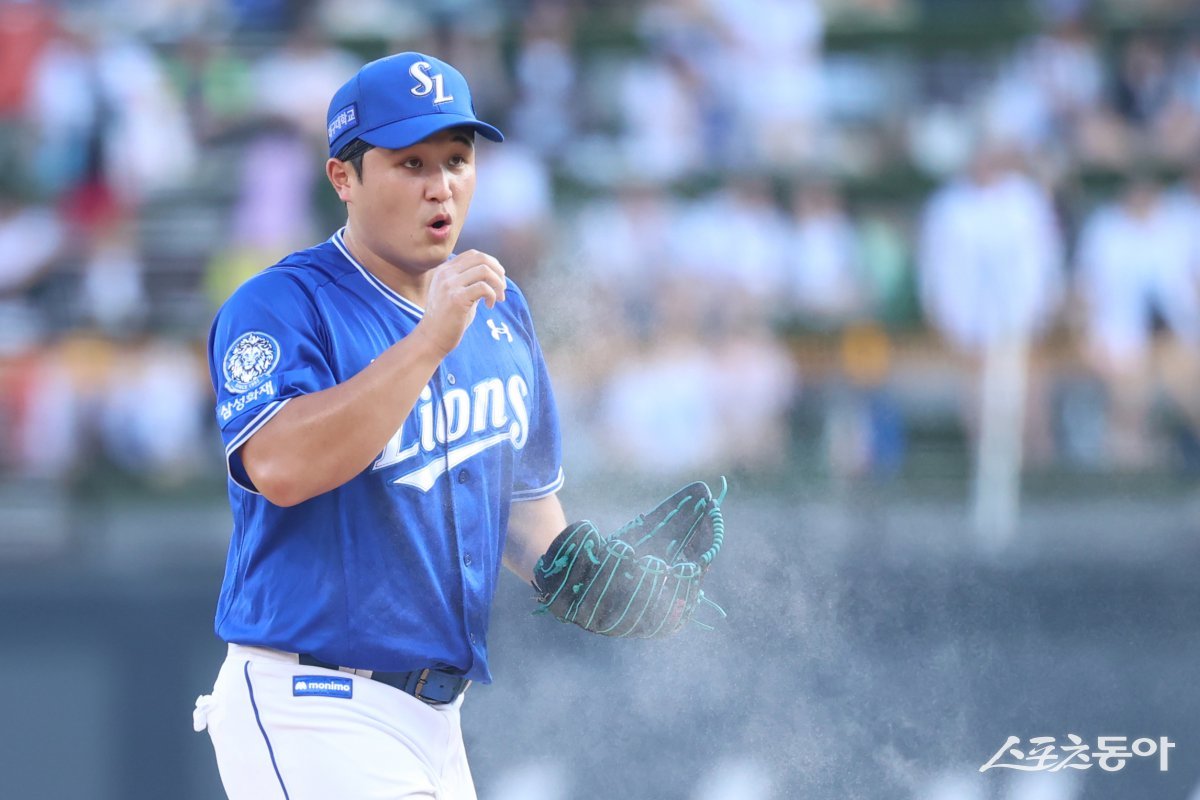 삼성 최원태가 10일 수원KT위즈파크에서 열린 KT와 원정경기에 선발등판해 투구 도중 손에 묻힌 송진 가루를 불고 있다. 사진제공|삼성 라이온즈