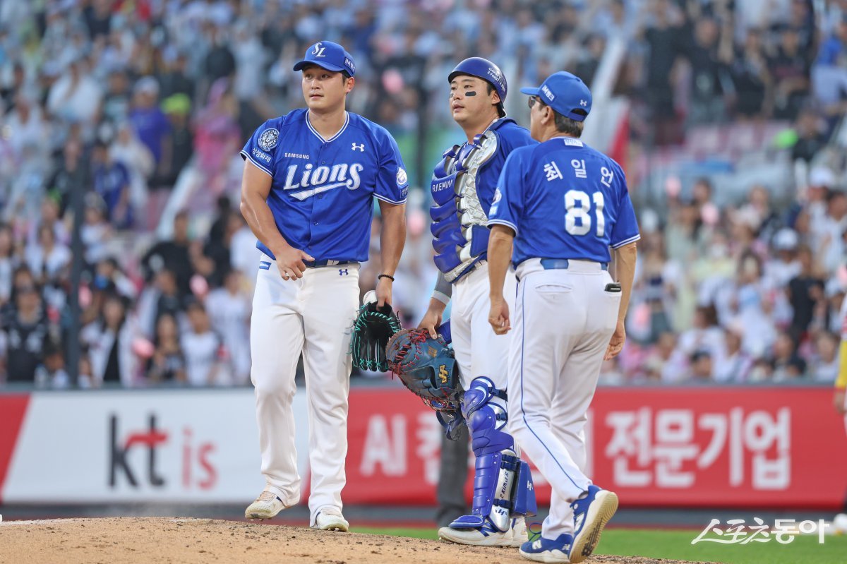 삼성 최원태(왼쪽)가 10일 수원KT위즈파크에서 열린 KT와 원정경기에 선발등판해 부진하자 최일언 투수코치(81번)과 포수 김재성이 마운드에 방문해 대화를 나누고 있다. 사진제공|삼성 라이온즈