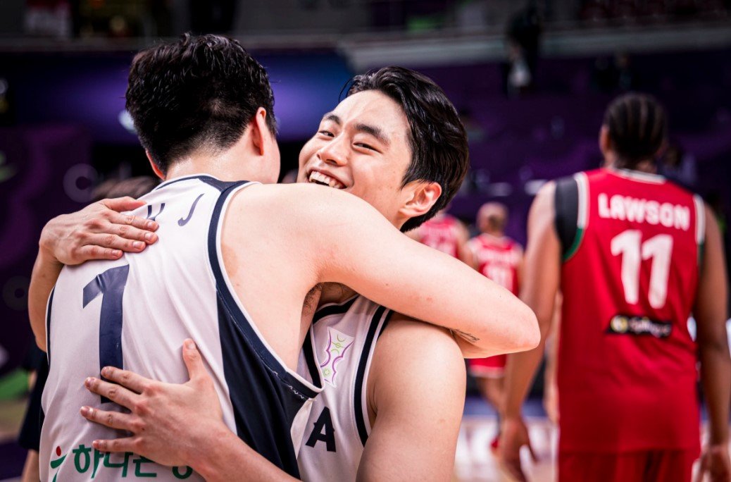 남자농구국가대표팀 유기상(오른쪽)이 11일(한국시간) 레바논과 ‘2025 FIBA 아시아컵’ A조 조별리그 3차전에서 3점슛 8개 포함 28점을 올리며 97-86 승리를 이끌었다. 유기상이 경기 후 이현중을 끌어안고 기뻐하고 있다. 사진제공ㅣFIBA