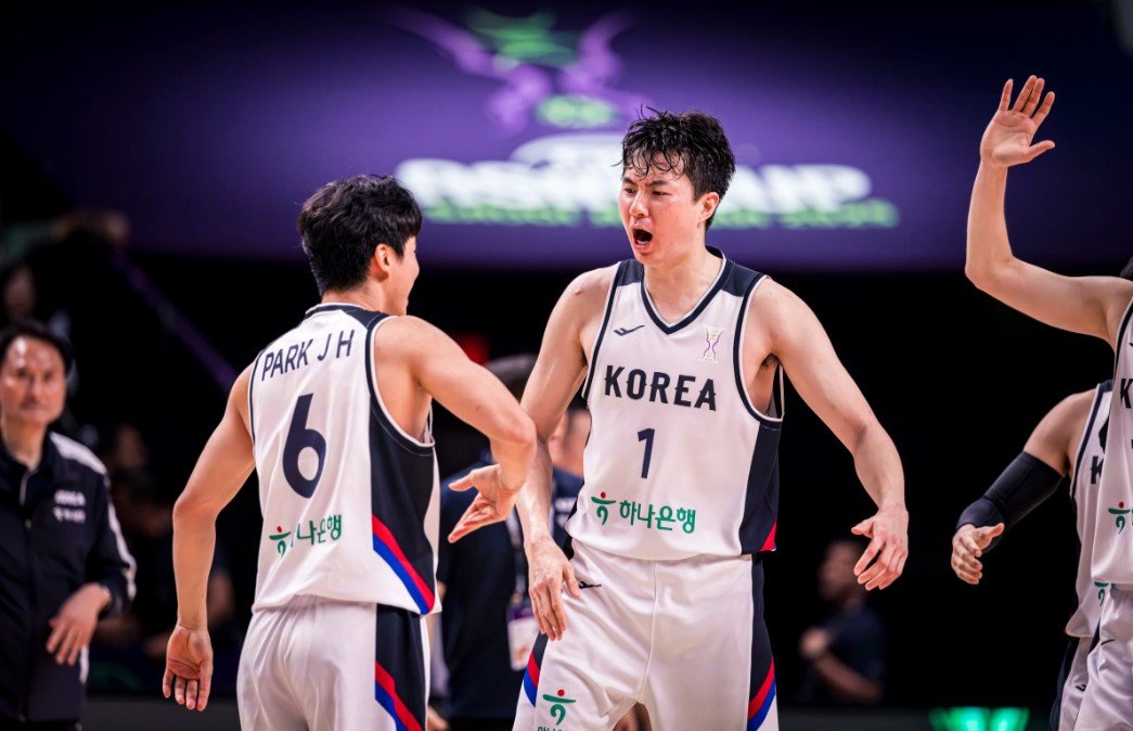 남자농구국가대표팀 이현중(오른쪽)이 11일(한국시간) 레바논과 ‘2025 FIBA 아시아컵’ A조 조별리그 3차전에서 3점슛 7개를 포함해 28점을 올리며 97-86 승리를 이끌었다. 이현중이 박지훈과 함께 기쁨을 나누고 있다. 사진제공ㅣFIBA